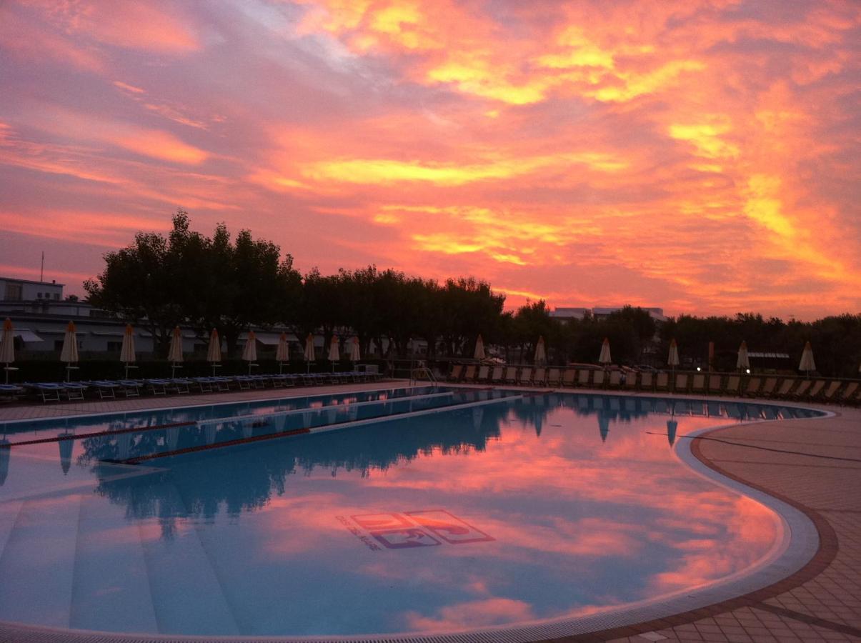 Oasi Del Mare Aparthotel Tirrenia Eksteriør bilde